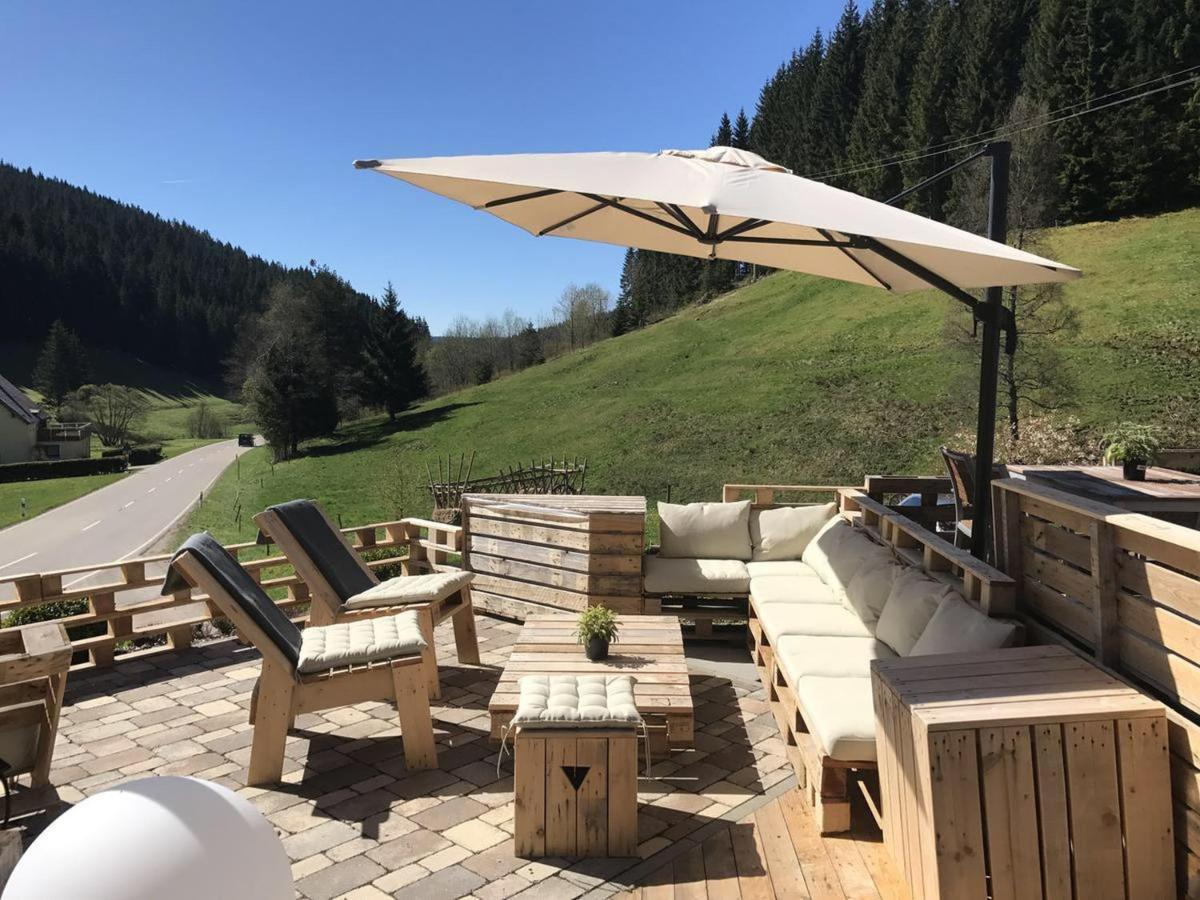 Berghotel Und Restaurant Kraeuter Chalet Furtwangen Exterior foto