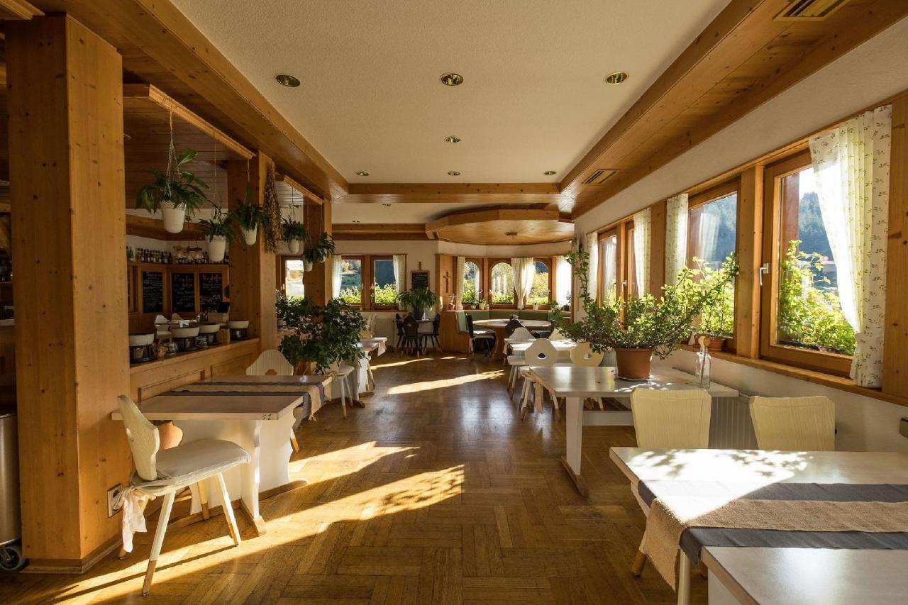 Berghotel Und Restaurant Kraeuter Chalet Furtwangen Exterior foto