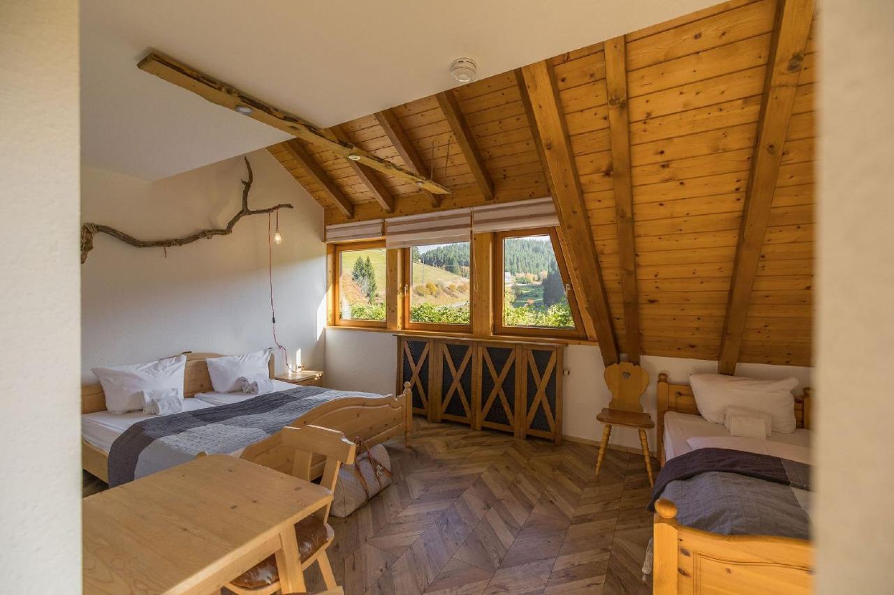 Berghotel Und Restaurant Kraeuter Chalet Furtwangen Exterior foto
