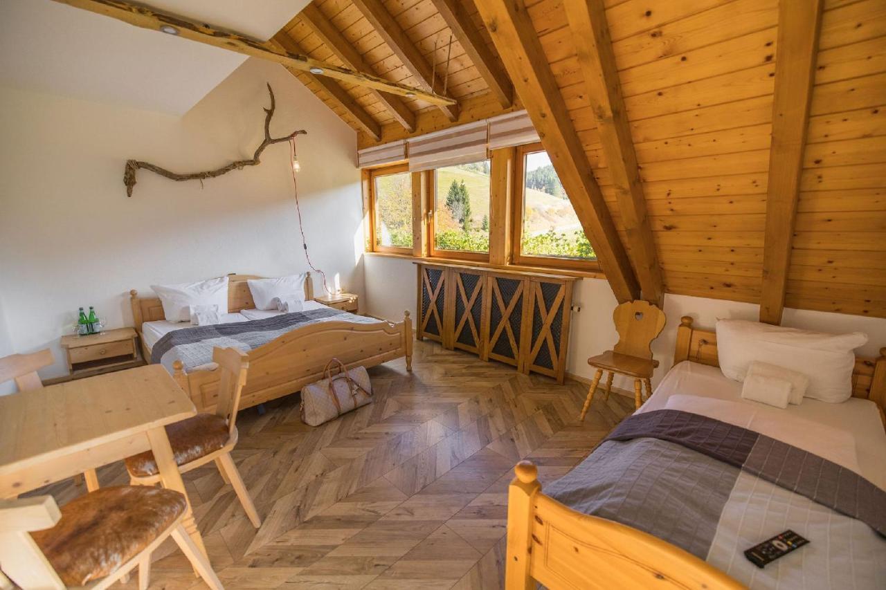 Berghotel Und Restaurant Kraeuter Chalet Furtwangen Exterior foto