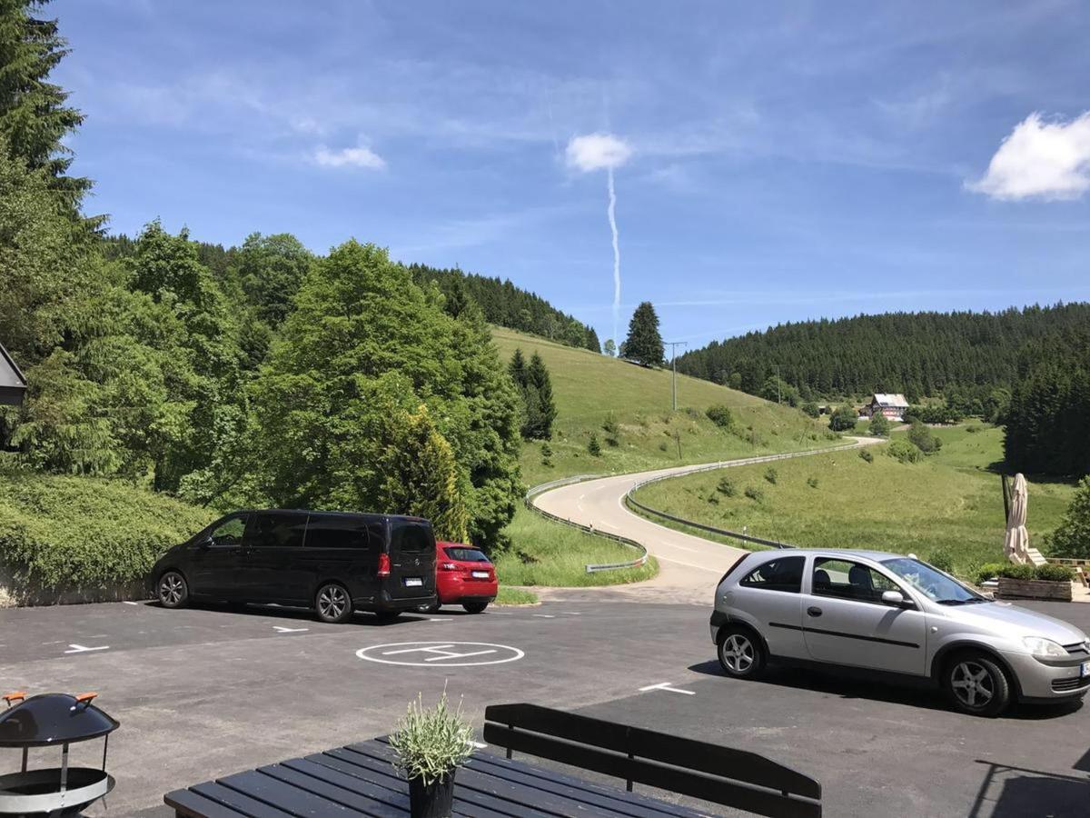 Berghotel Und Restaurant Kraeuter Chalet Furtwangen Exterior foto