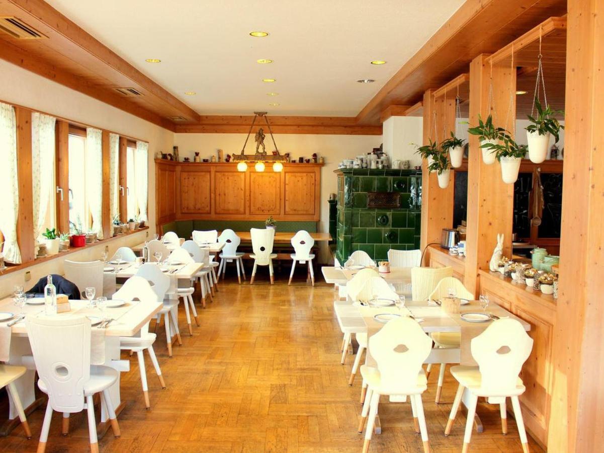Berghotel Und Restaurant Kraeuter Chalet Furtwangen Exterior foto