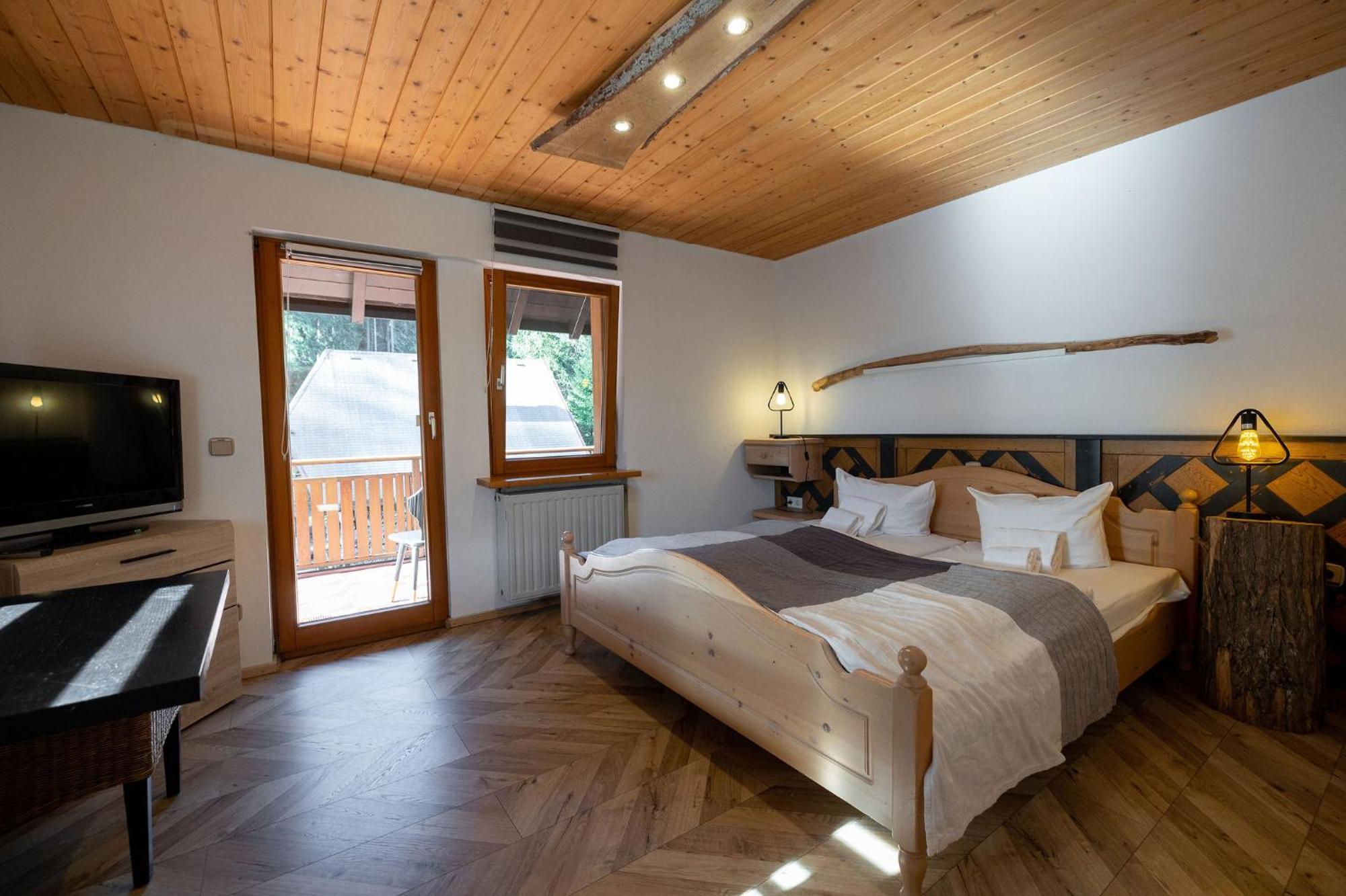 Berghotel Und Restaurant Kraeuter Chalet Furtwangen Exterior foto