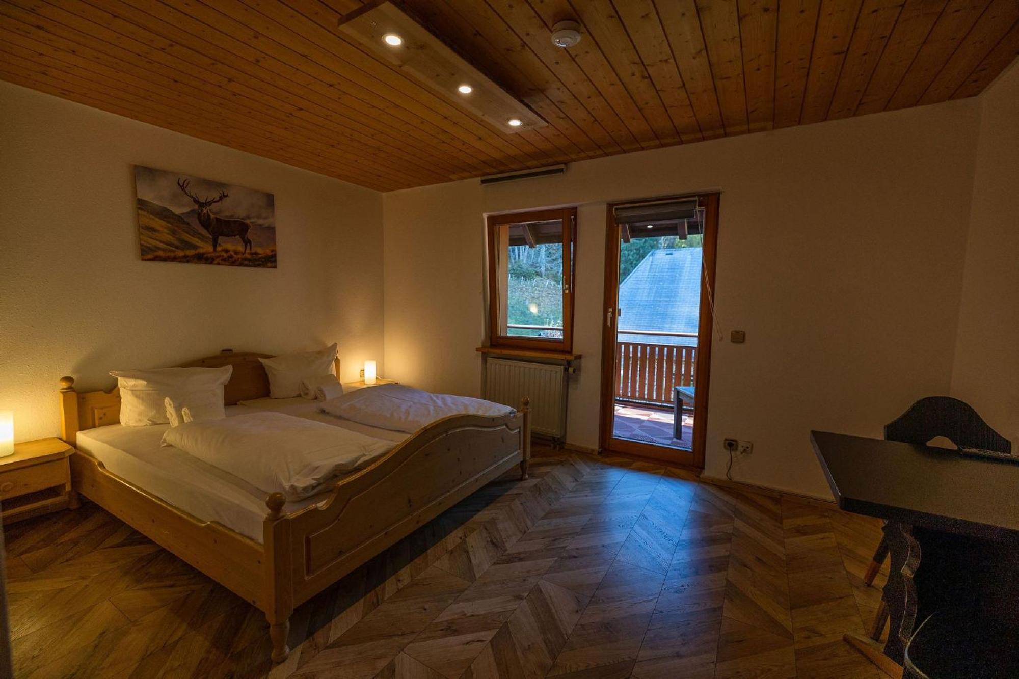 Berghotel Und Restaurant Kraeuter Chalet Furtwangen Exterior foto