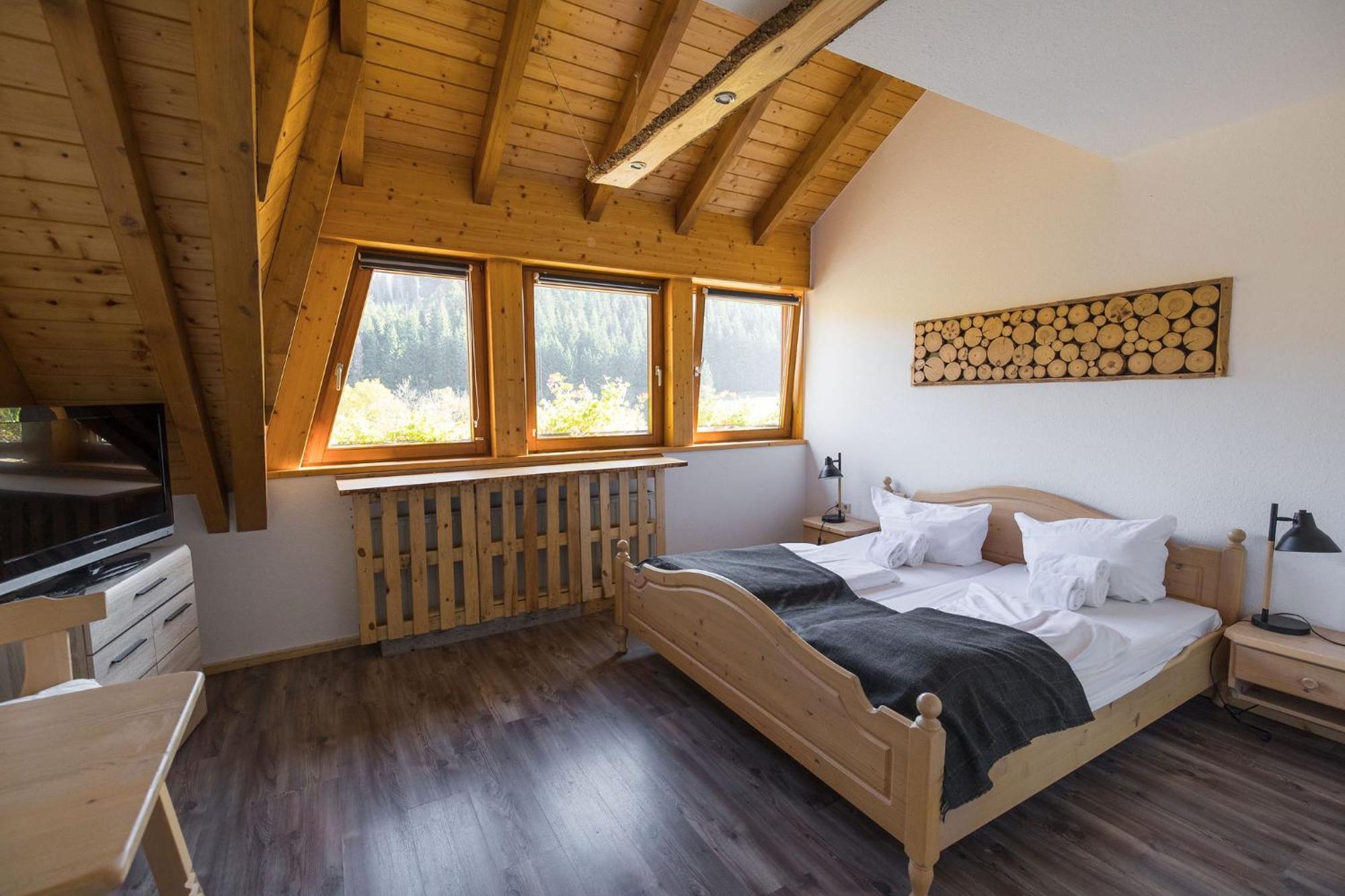 Berghotel Und Restaurant Kraeuter Chalet Furtwangen Exterior foto